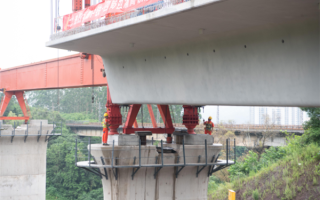 重达542吨！西渝高铁重庆段首孔箱梁成功架设 ！