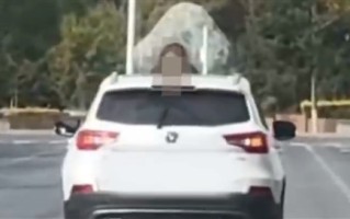 女子跪在行驶车辆前引擎盖上 男子开车径直走 交警：夫妻矛盾所致 未引发交通事故 !