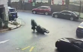遇到别私了！电动车骑手无接触宝马摔倒意图碰瓷：被判全责 ！