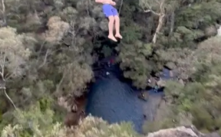 澳男子挑战世界纪录：42米高悬崖跳水多处骨折昏迷 ！