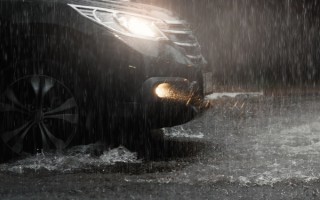 母女被溅了一身脏水：妈妈直接报警 !