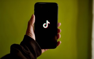 昔日浙江首富现身直播间跳团舞：20万人涌入直播间看蹦迪 !