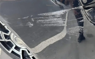 大爷不慎刮花劳斯莱斯 车主：只让他给了200块 ！