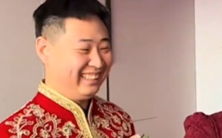 丈母娘哽咽给新娘喂饺子 新郎秒变脸 ！网友：还挺通人性 ！