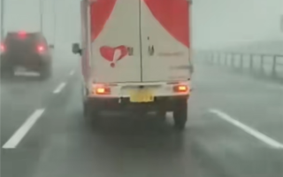 台风“韦帕”已在江门登陆 货车被台风瞬间掀翻 !