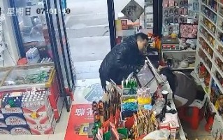 小伙救人按断女子6根肋骨收到谢谢 为啥肋骨这么脆 ！