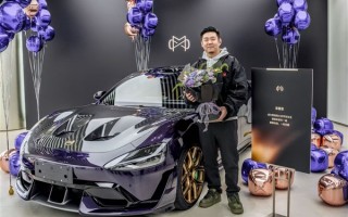 小米SU7 Ultra紫水晶首次亮相 气场不输百万豪车 ！