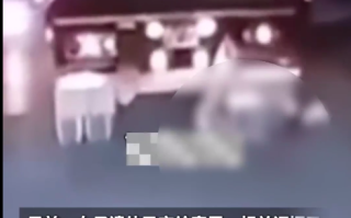 唏嘘！美女骑手驾驶摩托车超车时遭大货车碾压身亡：带头盔没能幸免 !