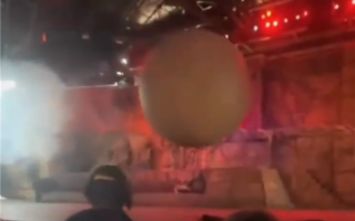 迪士尼180公斤巨球道具冲向观众 员工以身阻挡瞬间被击倒 ！