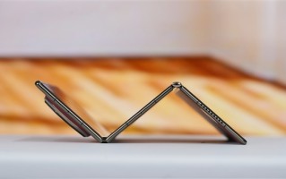 17999元买它还是苹果17 Pro Max！华为三折叠Mate XTs明天开卖 备货量曝光 !