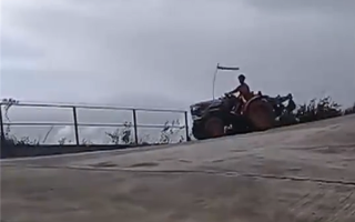 印度一博主表演拖拉机特技时失误：翻车后被压致身亡 !