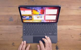 白发婆婆苹果店里敲代码：惊讶到路人 ！