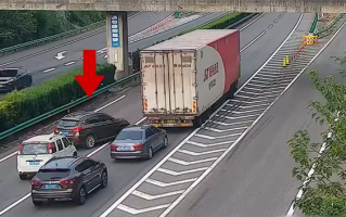 高速快车道停车三分钟逼停大量车 女子：导航延迟致脑子空白 !