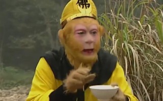 六小龄童在景区给孙悟空授艺 网友：经常被模仿 从未被超越 !