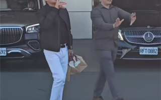 黄仁勋现身中国台湾：下飞机给媒体发养乐多和三明治 ！