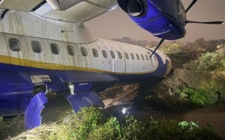 尼泊尔一架运载55人的客机冲出跑道 飞机严重受损 多人受伤 ！