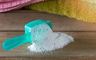 女子照出全家发光源头竟是洗衣粉:全家人衣物存在荧光现象 ! 女子照出全家发光源头竟是洗衣粉:全家人衣物存在荧光现象 !