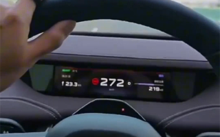 无视车辆警告 小米SU7车主飙车至272km/h：还用手机拍视频 !