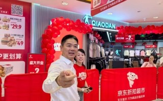 刘强东回宿迁凌晨吃大排档 和老乡亲切合影 喝酒唠家常吃烧烤 !