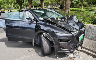 特斯拉销售展示车辆零百加速性能 结果一脚电门把两位客户送进医院 !