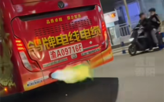 重庆一公交车行驶中排气管喷火 酷似火箭发动机！公交集团回应 !