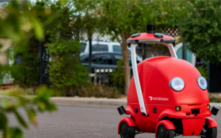 美国外卖巨头DoorDash推出首款送餐机器人：全程自动驾驶 !