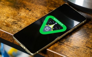 村民捞手机索要1500元未果又扔水里：有本事自己捞去 ！