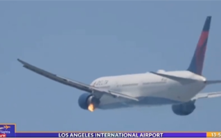 惊险一幕 美国一波音767客机飞行中发动机起火 !