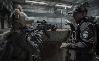 国外美女Cos《逃离塔科夫》角色：颜值高 身材超棒 !