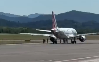 男子闯米兰机场被滑行飞机吸入引擎：根本救不回来 ！