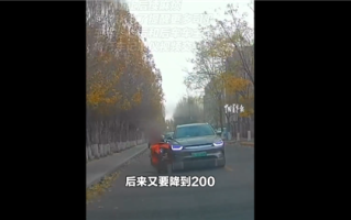 老人骑车碰瓷未果又撞向后车 张口就索赔2000元：结果竟灰溜溜走掉 !