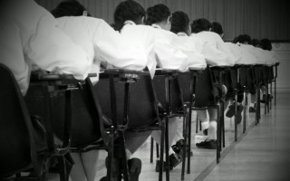 深圳一家长投诉小学二年级1周仅1节英语课引热议：官方回应 !