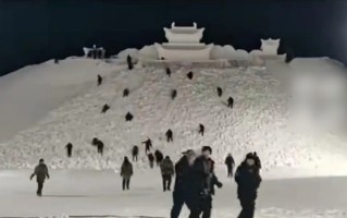 长白山巨型雪雕“云顶天宫”收工 8万方雪建免费宫殿 ！