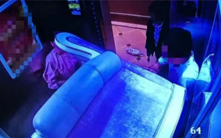 一对男女网购二手沙发 结果把电梯堵的严严实实 惊动119 !