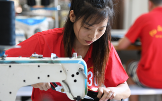 缝纫工一个月收入多少（缝纫工的月收入水平） ！