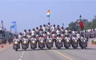 印度阅兵再现传统艺能：42名女兵同骑9辆摩托叠成人墙 ！