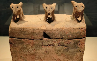 网红表情包撞脸三千多年前3只小狗 网友：穿越时空的抽象 ！