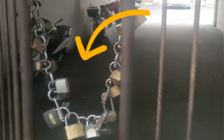 小区大门挂29把锁火了 居民:防外来车辆抢车位 各开各的锁 ! 小区大门挂29把锁火了 居民:防外来车辆抢车位 各开各的锁 !