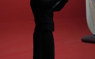 谢霆锋手持荣耀Magic V6现身！史上电池最大的折叠屏旗舰来了 ！