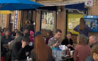 纽约一兰州拉面馆生意火爆：老外排长队 门口坐塑料凳就餐 !
