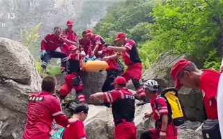 男子不慎坠崖5日获救：救援人员用无人机连人带担架空运 !
