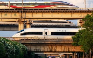 男子在上海拍到动漫里的场景：小米SU7与高铁、飞机同框 !