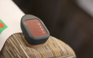 高铁座椅上的 “犄角” 是干啥用的 不只是旋转座椅 ！