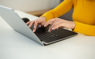 要求员工每天工作19小时 公司回应：收的货多 没办法 ！