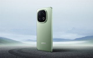 iQOO 15首发史上功耗最低的2K屏 产品经理：可能是未来几年最好的屏幕 !