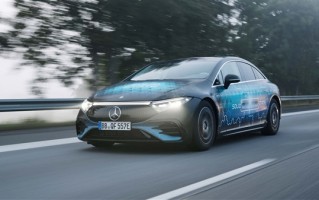 比油车还能跑！装上固态电池的奔驰EQS跑1205公里后还有电 !