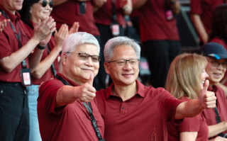 黄仁勋身着红色短袖现身台积电运动会 与魏哲家竖大拇指合影 !