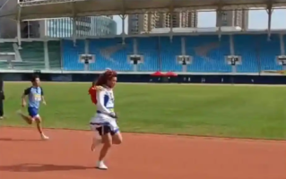 男生穿裙戴假发跑步夺冠遭取消成绩引争议 当地已介入处置 ！