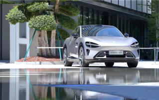 情绪价值满满！首批小米YU7正式交付：雷军再现“千亿CEO给我开门” !