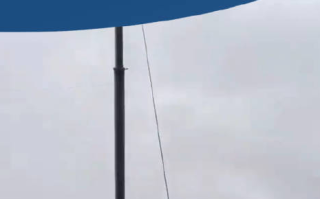 下雨天女儿请吊车帮父母收玉米 ！网友：玉米得按粒卖吧，不然都不够本 ！